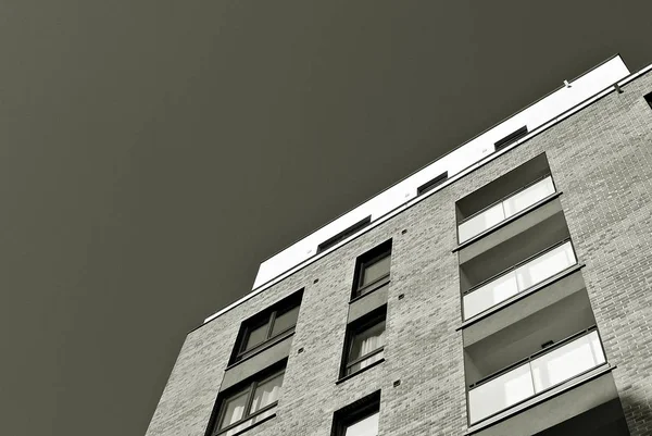 Modern, luxe appartementengebouw. Zwart-wit — Stockfoto
