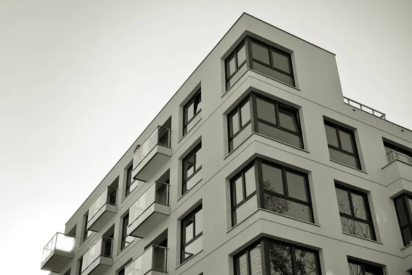 现代的豪华公寓楼。黑色和白色 — 图库照片