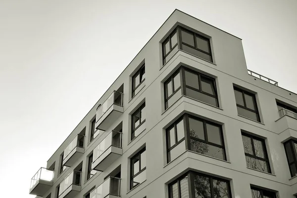 Edifício moderno de apartamentos de luxo. Preto e branco — Fotografia de Stock