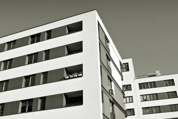 Edifício moderno de apartamentos de luxo. Preto e branco — Fotografia de Stock