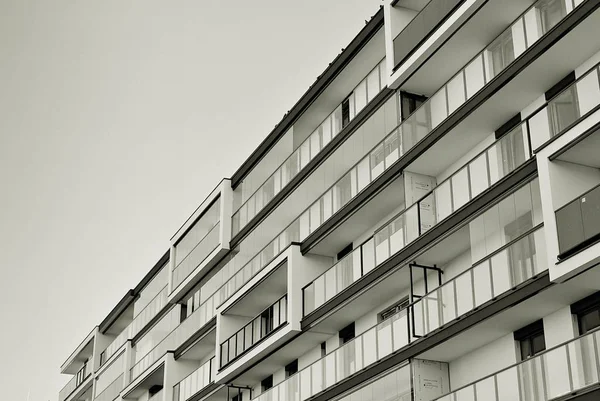 Edifício moderno de apartamentos de luxo. Preto e branco — Fotografia de Stock