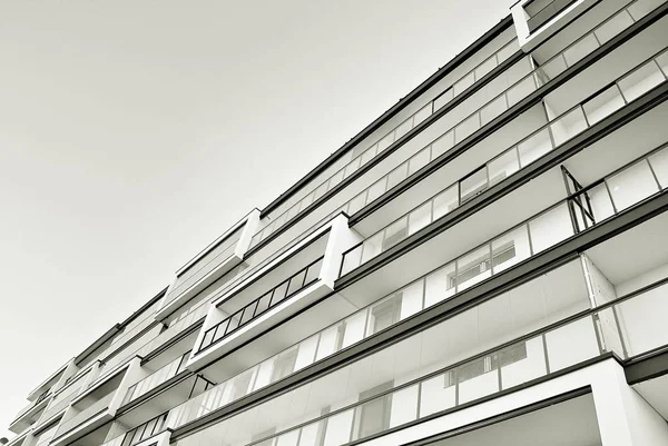 Edifício moderno de apartamentos de luxo. Preto e branco — Fotografia de Stock