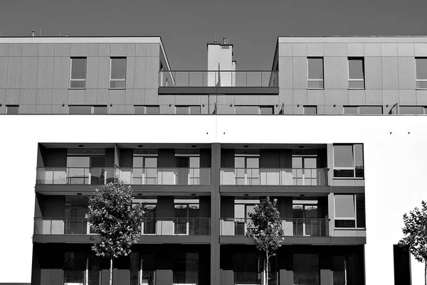 Modernes, luxuriöses Apartmenthaus. schwarz-weiß — Stockfoto