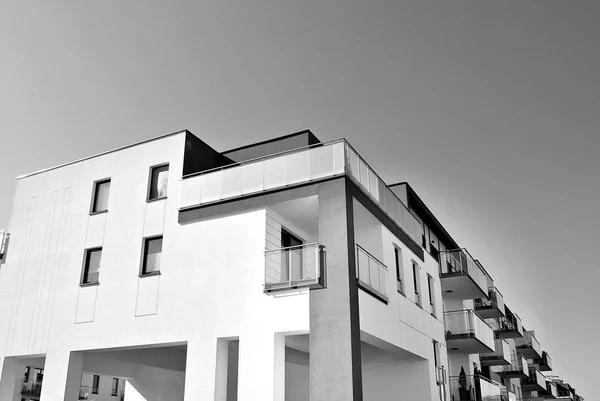 Moderní, luxusní činžovní dům. Černá a bílá — Stock fotografie