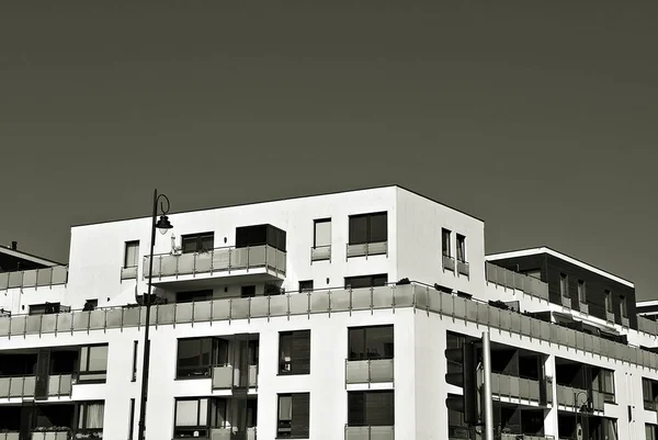 Современное, роскошное здание. Черное и белое — стоковое фото