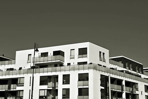 Immeuble moderne et luxueux. Noir et blanc — Photo