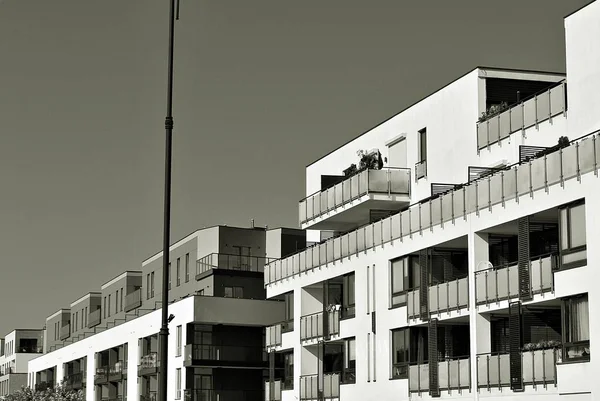 Edifício moderno de apartamentos de luxo. Preto e branco — Fotografia de Stock