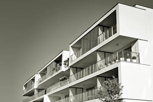 Modern, Luxury Apartment Building. Black and white — Stock Photo, Image