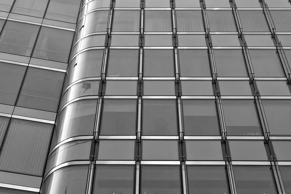 Moderno edificio de oficinas con fachada de vidrio — Foto de Stock