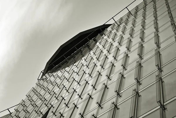 Modern bina. Camdan yapılmış modern ofis binası.