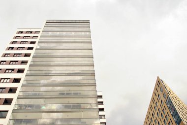 Modern, lüks apartman binası.