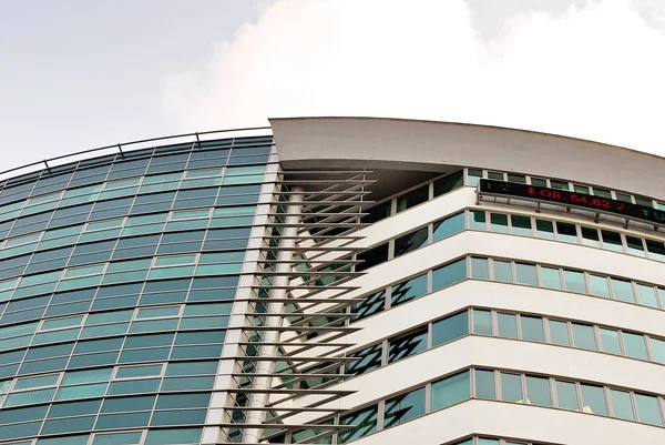 Modern bina. Camdan yapılmış modern ofis binası.