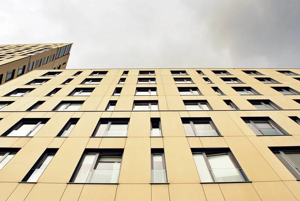 Modern, lüks apartman binası.