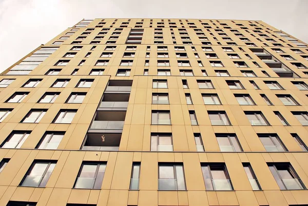 Modern, lüks apartman binası.