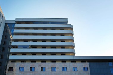 Modern, lüks apartman binası.