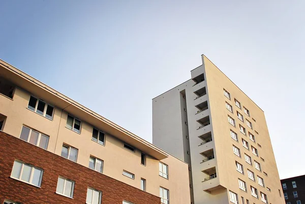 Modern, lüks apartman binası.