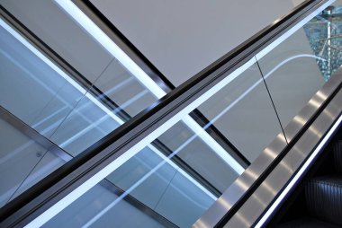 2 yürüyen merdiven yukarı ve aşağı gidiyor çapraz