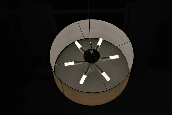 Современная лампа в здании — стоковое фото