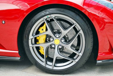 Ön tekerlek. Spor araba