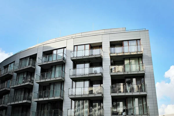 Modern, lüks apartman binası..