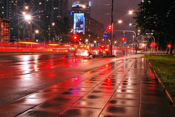 Ulicy prostej. Miejskiego w nocy. niewyraźne samochody jazdy podczas ulewnego deszczu — Zdjęcie stockowe