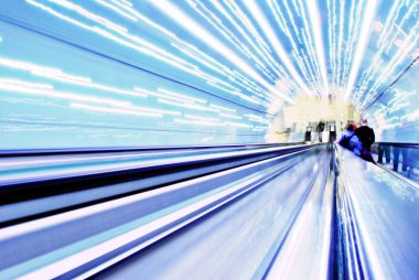 Bulanık artalanları fütüristik yürüyen merdiven hareketli. Bulanık resim.