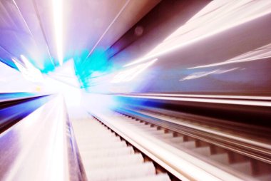 Bulanık artalanları fütüristik yürüyen merdiven hareketli. Bulanık resim.