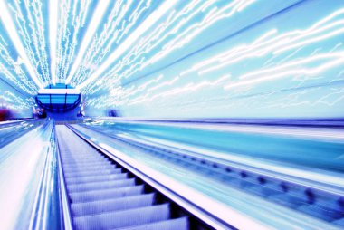 Bulanık artalanları fütüristik yürüyen merdiven hareketli. Bulanık resim.