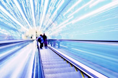 Bulanık artalanları fütüristik yürüyen merdiven hareketli. Bulanık resim.