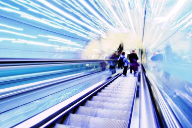 Bulanık artalanları fütüristik yürüyen merdiven hareketli. Bulanık resim.