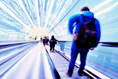 Bulanık artalanları fütüristik yürüyen merdiven hareketli. Bulanık resim.