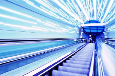 Bulanık artalanları fütüristik yürüyen merdiven hareketli. Bulanık resim.