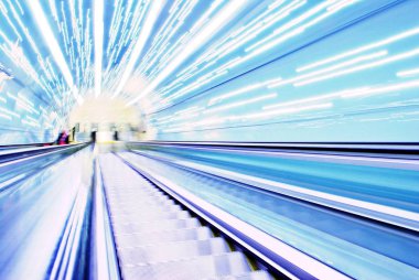 Bulanık artalanları fütüristik yürüyen merdiven hareketli. Bulanık resim.