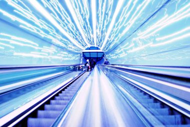 Bulanık artalanları fütüristik yürüyen merdiven hareketli. Bulanık resim.