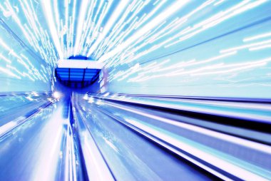 Bulanık artalanları fütüristik yürüyen merdiven hareketli. Bulanık resim.