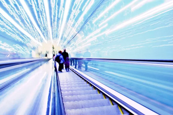 Bulanık artalanları fütüristik yürüyen merdiven hareketli. Bulanık resim.