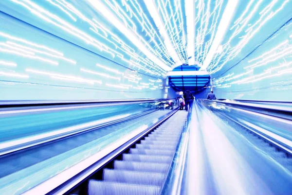 Bulanık artalanları fütüristik yürüyen merdiven hareketli. Bulanık resim.