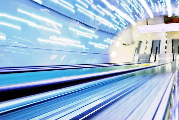 Bulanık artalanları fütüristik yürüyen merdiven hareketli. Bulanık resim.