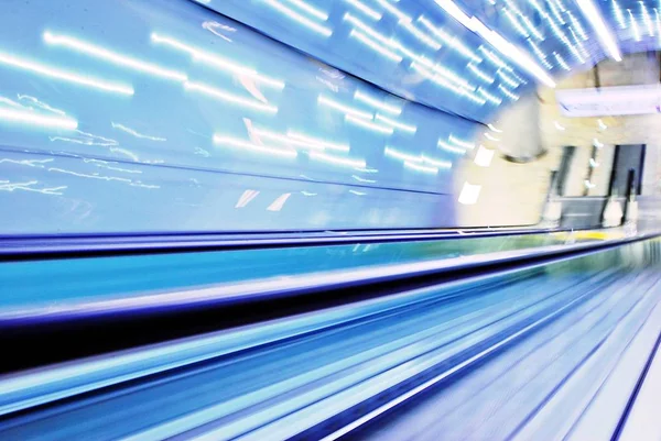 Bulanık artalanları fütüristik yürüyen merdiven hareketli. Bulanık resim.