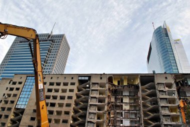 Ağır ekipman ile şehir merkezinde eski bina yıkım 