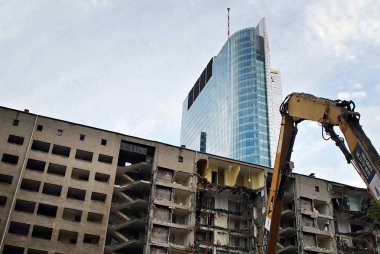 Ağır ekipman ile şehir merkezinde eski bina yıkım 