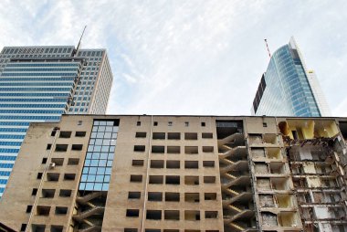 Ağır ekipman ile şehir merkezinde eski bina yıkım 