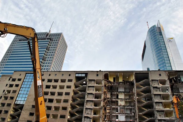 Ağır ekipman ile şehir merkezinde eski bina yıkım 