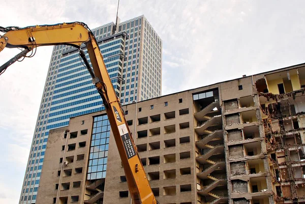 Ağır ekipman ile şehir merkezinde eski bina yıkım 