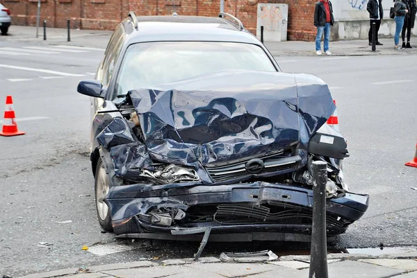 Araba kazası, şehirde çarpışma sonra hasarlı otomobil