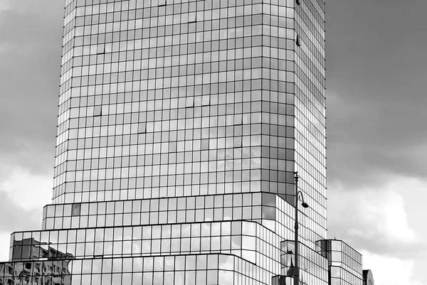 Edifício de escritórios moderno. preto e branco — Fotografia de Stock