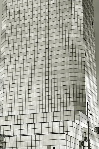 Edifício de escritórios moderno. preto e branco — Fotografia de Stock