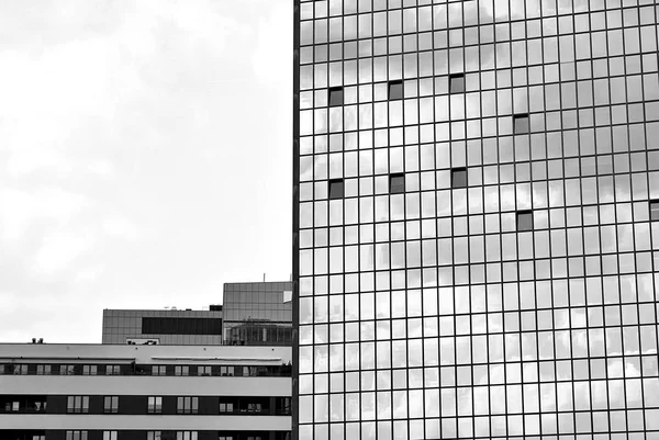 Moderní kancelářská budova. černá a bílá — Stock fotografie