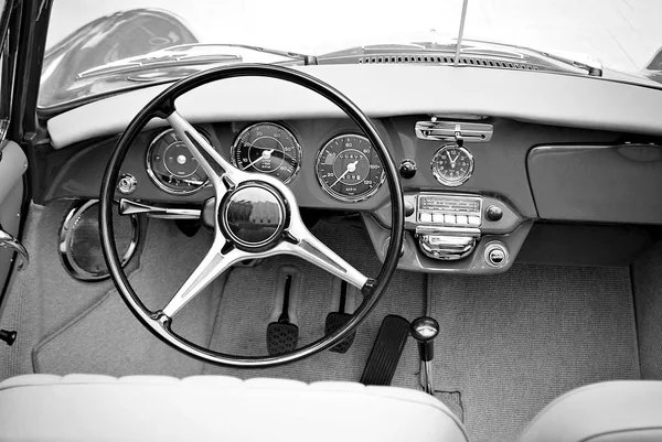 Klasik araba. siyah ve beyaz — Stok fotoğraf