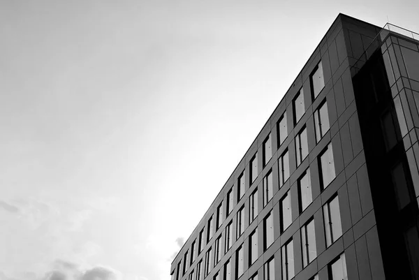 Moderno edificio per uffici. bianco e nero — Foto Stock